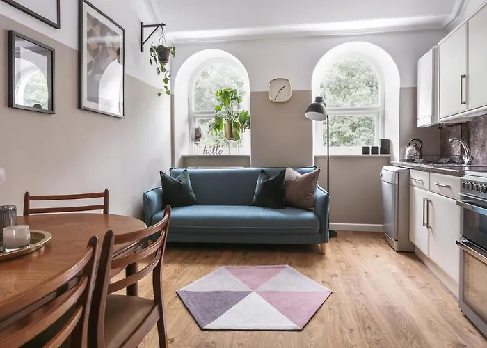 14 Church Street- Close To Train Station