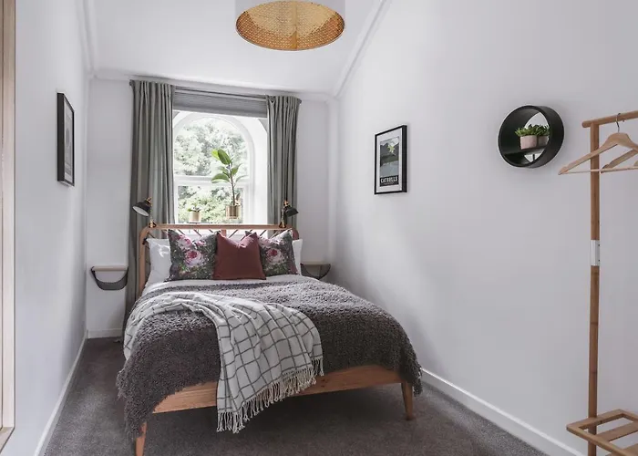 14 Church Street- Close To Train Station