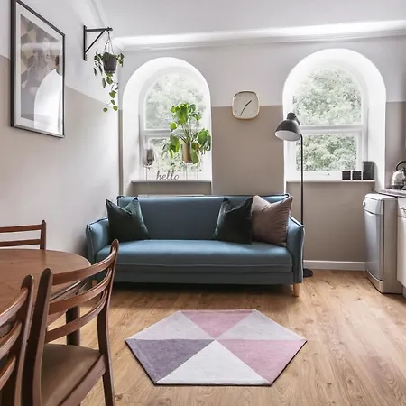 14 Church Street- Close To Train Station