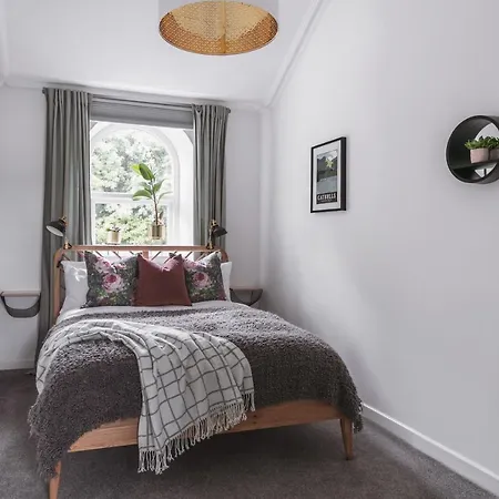 14 Church Street- Close To Train Station